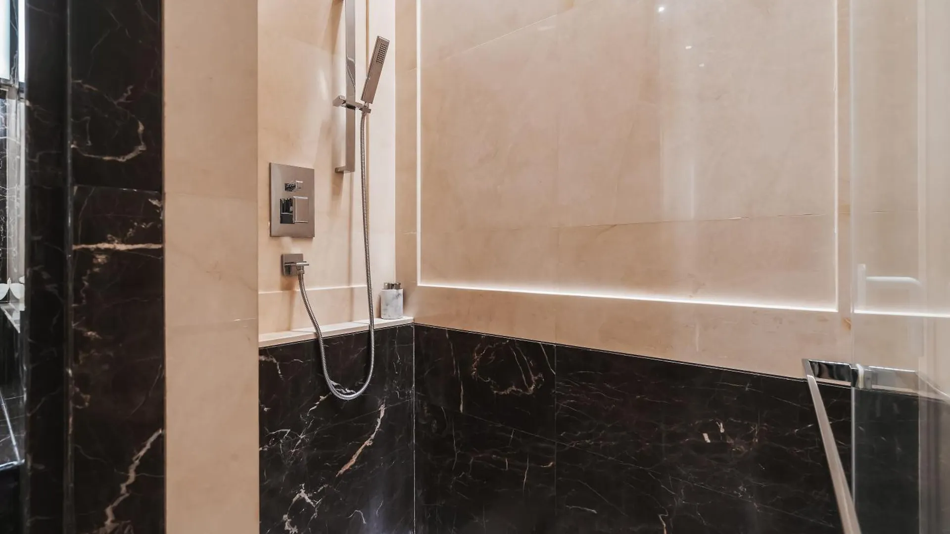 Luxury 2Br Designer Suite Above Pavilion Mall Kuala Lumpur Ma­lay­sia